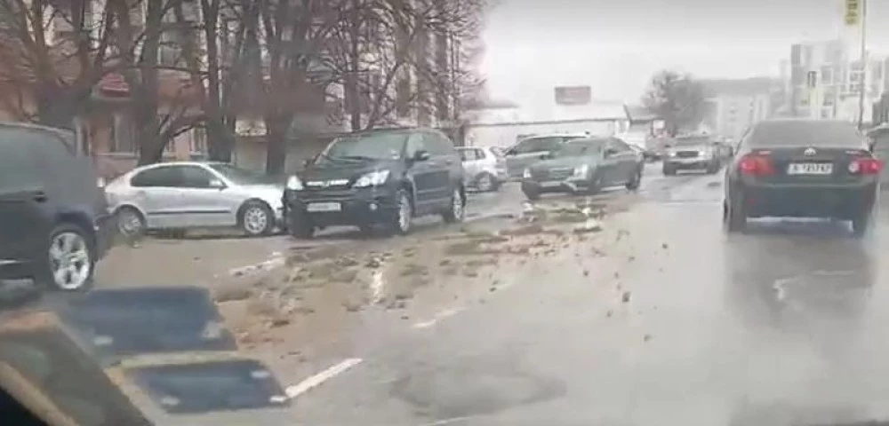 След дъждовете в Пловдив: Пещерско шосе потъна в кал и смрад ВИДЕО