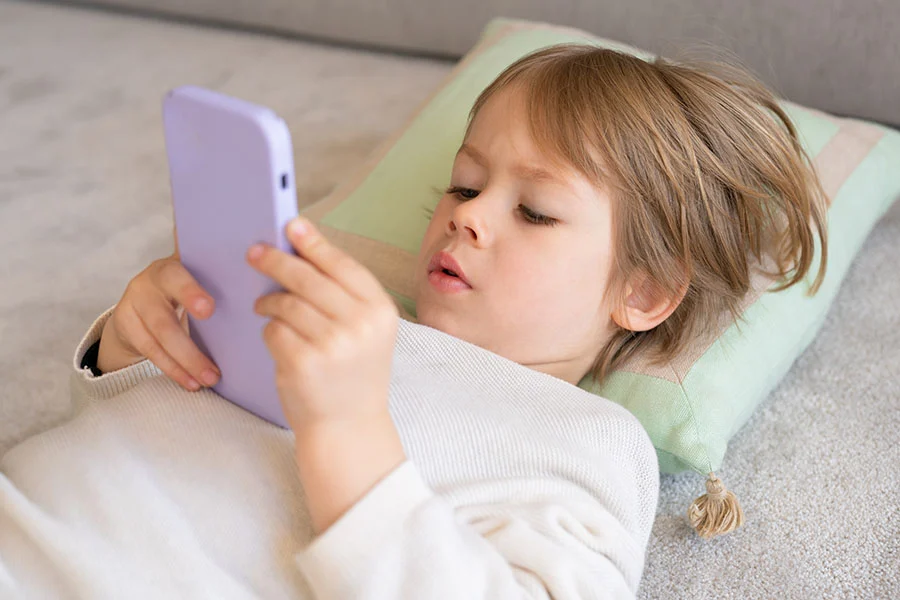 Времето пред екраните: Без устройства за деца под 2 години във Великобритания