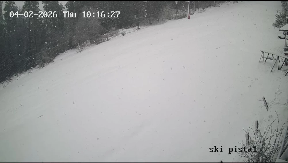 Зимата се върна на хижа 