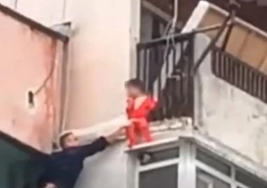 Домоуправителят на блока за дома на семейството, чието дете провисна от тераса: Беше потресаващо