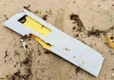 Крило на боен военен дрон изхвърли морето на плаж в Бургаско