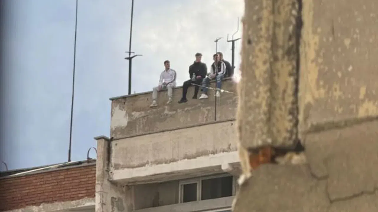 Младежи провесиха крака от покрива на 21-етажен блок в центъра на София