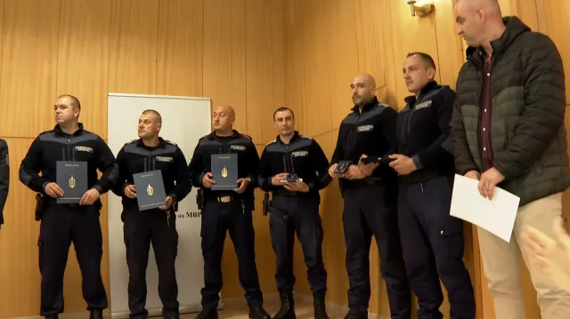 МВР награди полицаите, спасили детето от падане в Ямбол