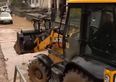 След дъждовете: Изцяло е затворен достъпът до един квартал в Бачково, пропаднали са дворове