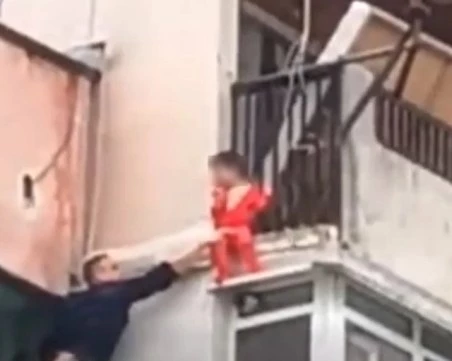Домоуправителят на блока за дома на семейството, чието дете провисна от тераса: Беше потресаващо