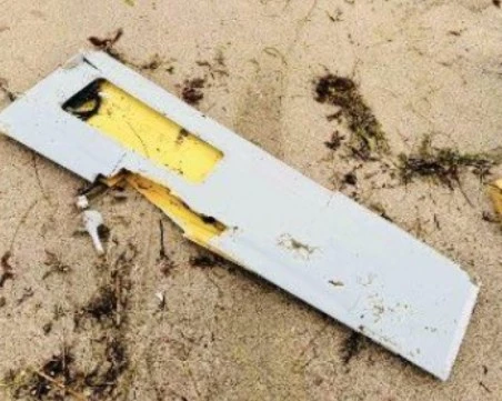 Крило на боен военен дрон изхвърли морето на плаж в Бургаско