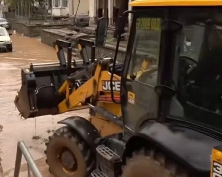 След дъждовете: Изцяло е затворен достъпът до един квартал в Бачково, пропаднали са дворове