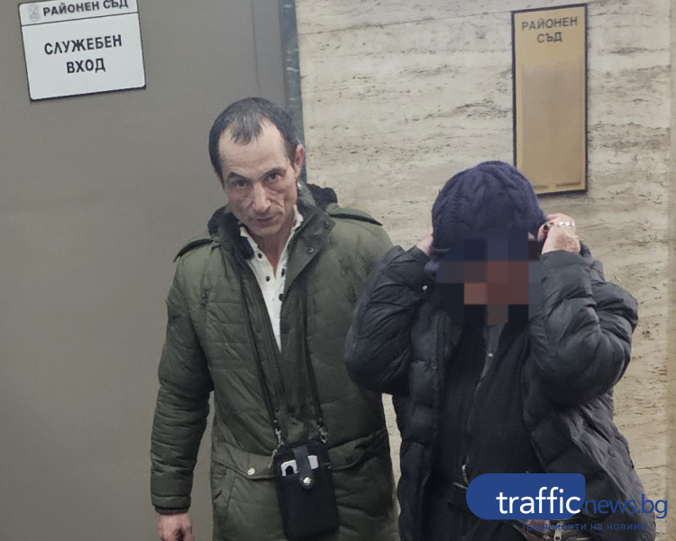 Зрелищен обир в пловдивски магазин: Служители гонят мъж с раница пълна с дрехи, заплашва ги с нож