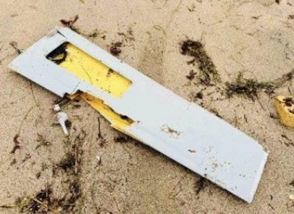 Крило на боен военен дрон изхвърли морето на плаж в Бургаско