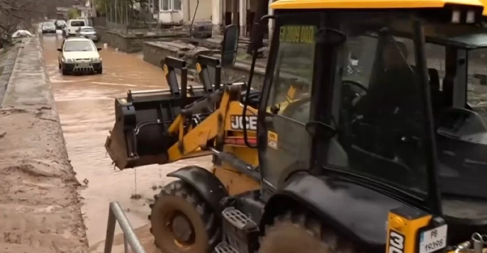 След дъждовете: Изцяло е затворен достъпът до един квартал в Бачково, пропаднали са дворове