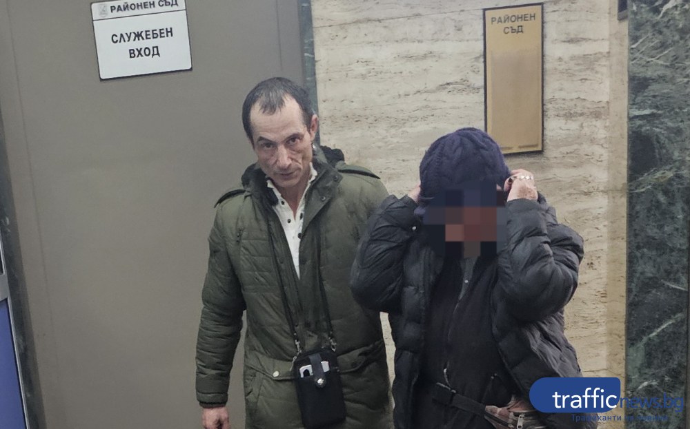 Зрелищен обир в пловдивски магазин: Служители гонят мъж с раница пълна с дрехи, заплашва ги с нож