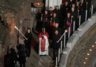 Лъв XIV е първият папа от десетилетия, който носи кръста през всички 14 спирки на Кръстния път