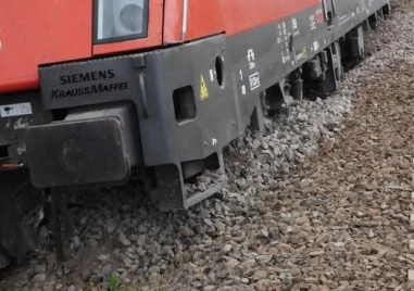 Влак дерайлира край Трявна, има пострадали пътници