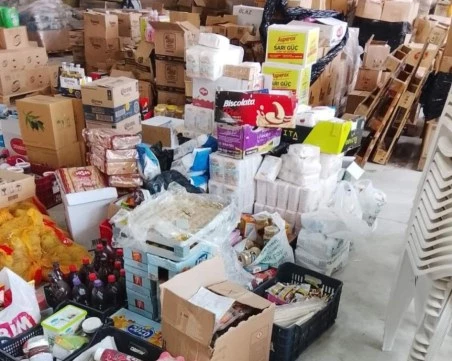 Храни с изтекъл срок и без етикети: БАБХ запечата склад в Свиленград