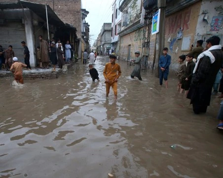 Наводнения отнеха живота на над 120 души в Афганистан и Пакистан
