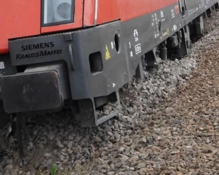 Влак дерайлира край Трявна, има пострадали пътници