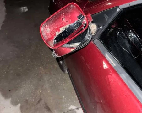 Война за паркоместа в Смирненски: Чупят чистачки и заграждат улица със саксии