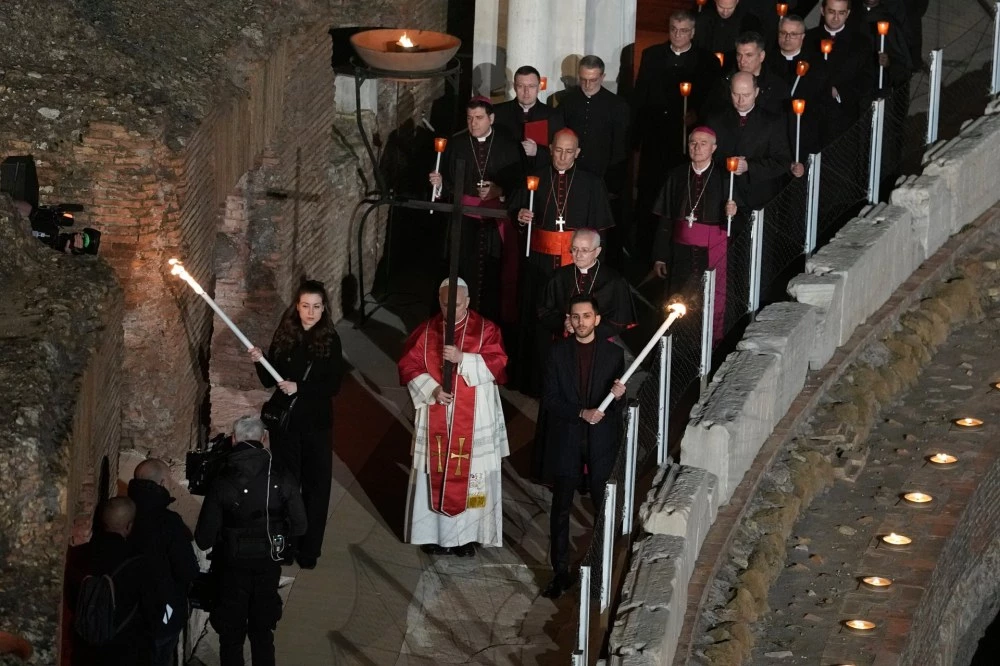 Лъв XIV е първият папа от десетилетия, който носи кръста през всички 14 спирки на Кръстния път