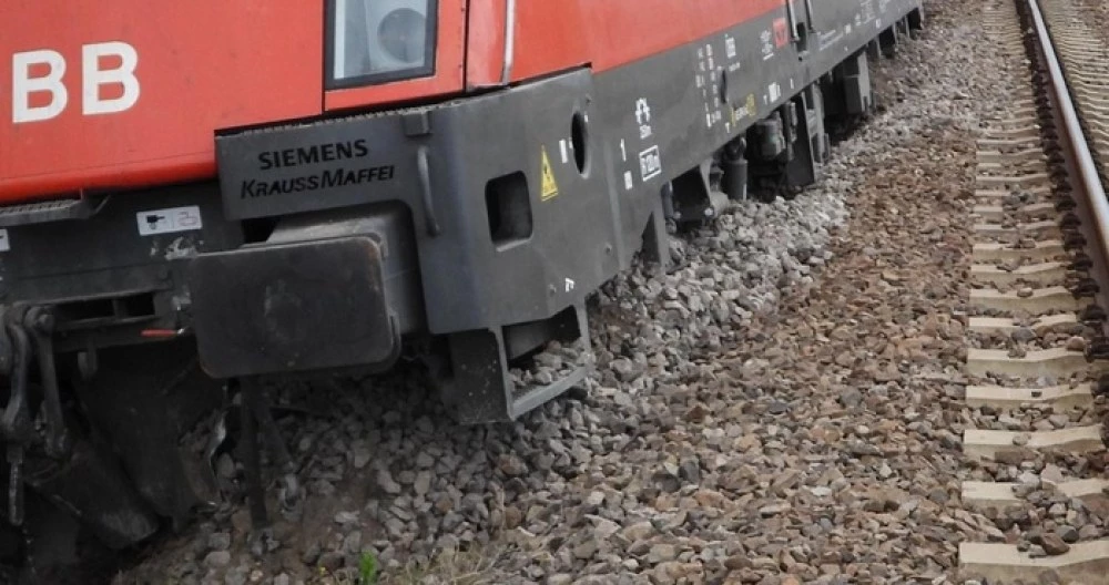 Влак, пътуващ за Пловдив, дерайлира, има пострадали пътници