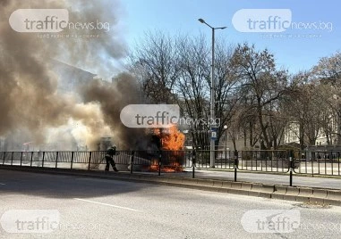 Автобус на градския транспорт избухна в пламъци до Пловдивския университет