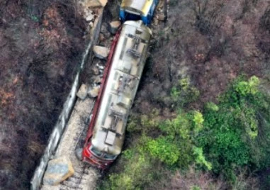 Продължава разчистването на падналата скална маса от влаковия инцидент