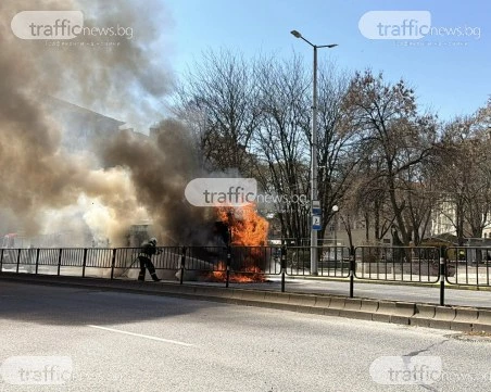 Автобус на градския транспорт избухна в пламъци до Пловдивския университет