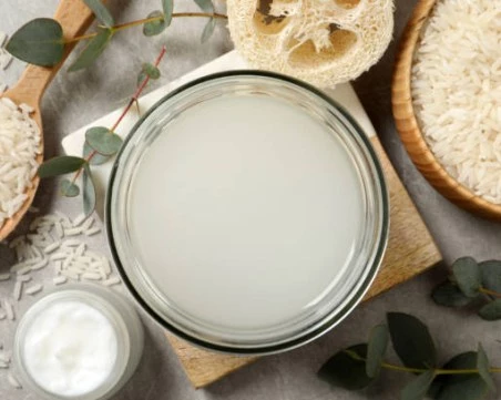 Оризова вода: Натуралната тайна за красива кожа и здрава коса