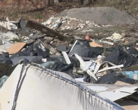 Тонове боклук край езерата в Долни Богров, протестиращи излязоха заради бездействието на институциите