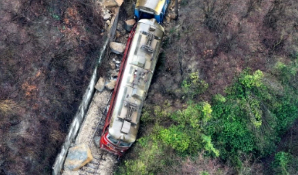 Продължава разчистването на падналата скална маса от влаковия инцидент