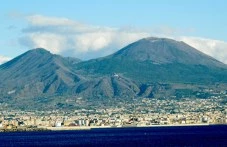 На този ден: Изригва вулканът Везувий