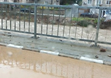 Две улици в Бачково все още са наводнени, водопадът продължава да залива паркинга и пътя