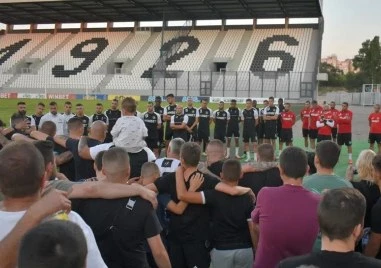 Феновете на Локо надъхват играчите преди дербито