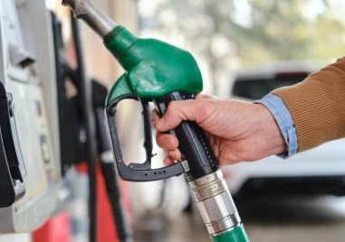 Гърция отпуска по 50 евро на домакинствата за зареждане с гориво