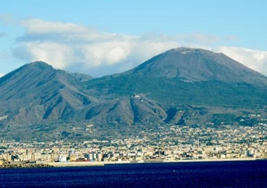 На този ден: Изригва вулканът Везувий