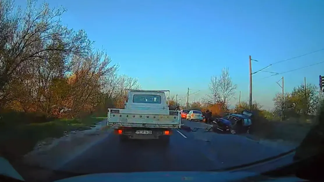 Тежка катастрофа край Черноземен, кола се обърна по таван