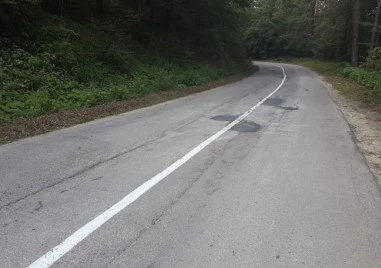 ВиК авария блокира лента на пътя Пещера - Батак