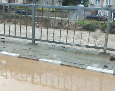 Две улици в Бачково все още са наводнени, водопадът продължава да залива паркинга и пътя