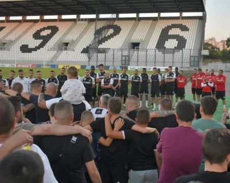 Феновете на Локо надъхват играчите преди дербито