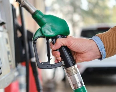 Гърция отпуска по 50 евро на домакинствата за зареждане с гориво