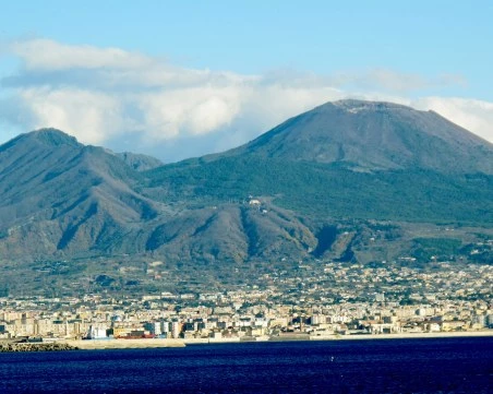 На този ден: Изригва вулканът Везувий