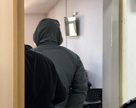 Прокуратурата иска постоянен арест за полицая, задържан за детска порнография