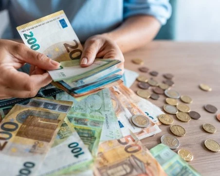 Три месеца с еврото: Една трета от работодателите споделят за натиск да вдигат заплатите