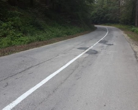 ВиК авария блокира лента на пътя Пещера - Батак