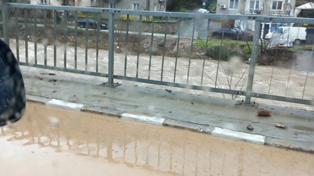 Две улици в Бачково все още са наводнени, водопадът продължава да залива паркинга и пътя