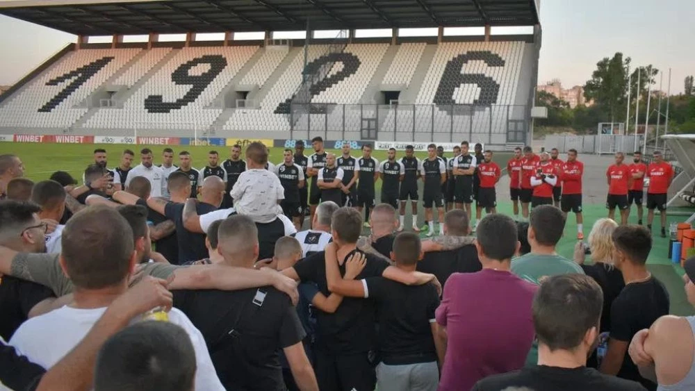 Феновете на Локо надъхват играчите преди дербито