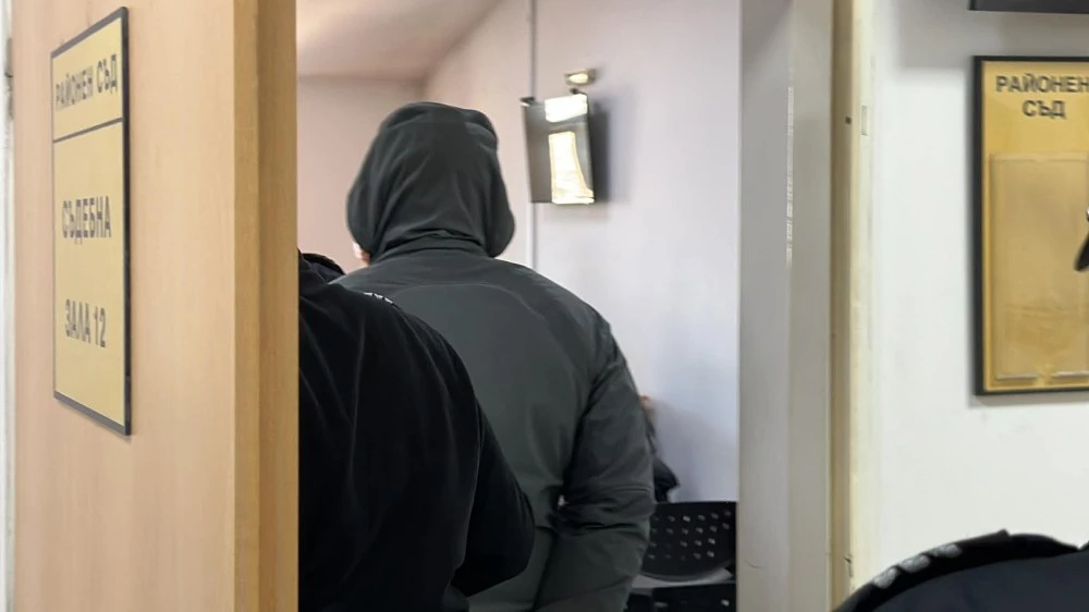 Прокуратурата иска постоянен арест за полицая, задържан за детска порнография