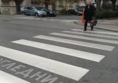 Пенсионерка и тийнейджърка в болница след катастрофи на пешеходни пътеки