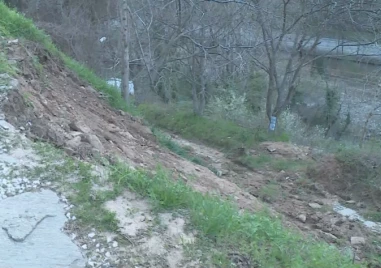 В Бачково се опасяват от активизиране на нови свлачища в следващите дни
