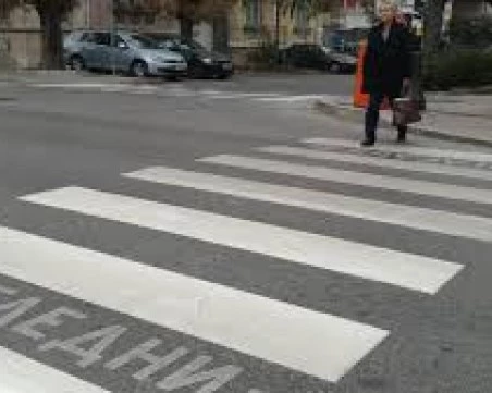 Пенсионерка и тийнейджърка в болница след катастрофи на пешеходни пътеки