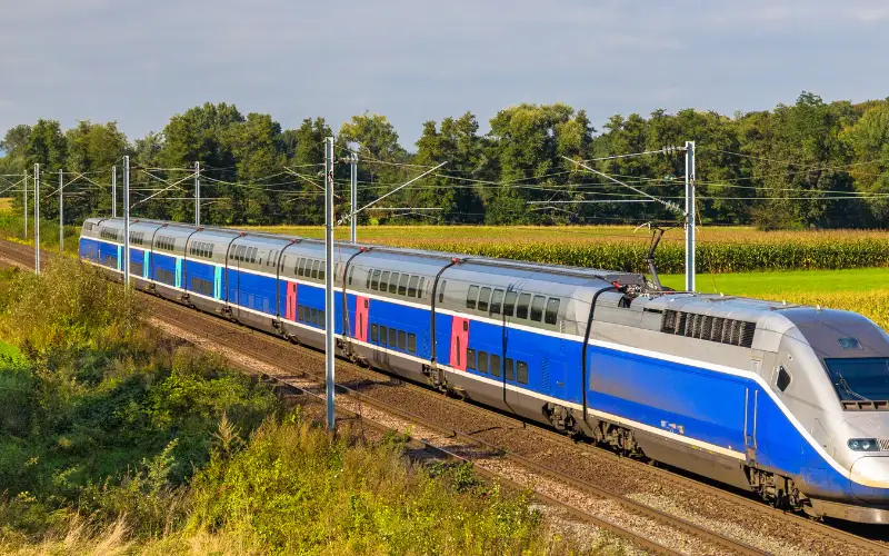 Тежък жп инцидент в Северна Франция, машинист загина, а 13 пътници са ранени